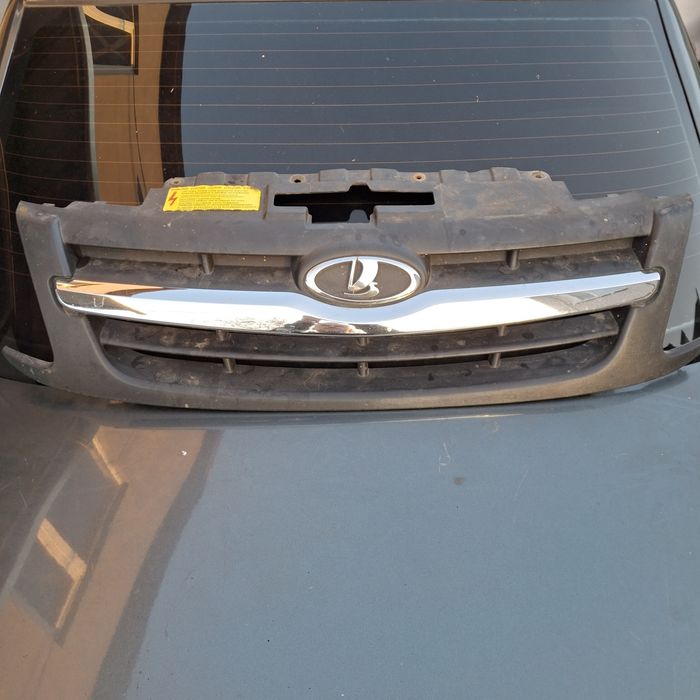 Решетка радиатора лада гранта с значком и молдингом