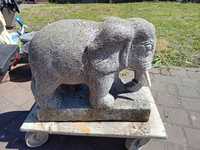 Duża figura słonia z kamienia