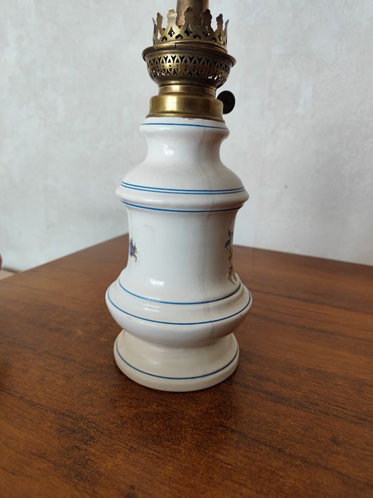 Lampa naftowa w kwiatki bez cylindra