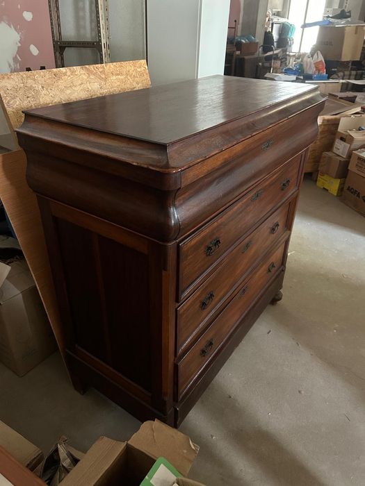 Cómoda antiga folheada a vinhático