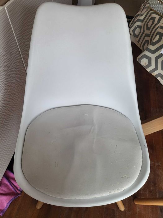 6 cadeiras brancas com pés de madeira