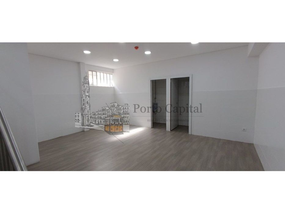 Excelente Loja No Coração Do Porto, Com Duas Casas De Banho. 
- A ...
