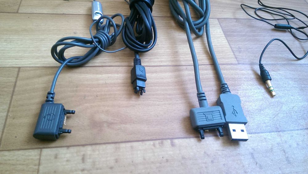 Лот :  Навушники/Гарнітура/Зарядне/USB шнур до телефону Sony Ericsson.