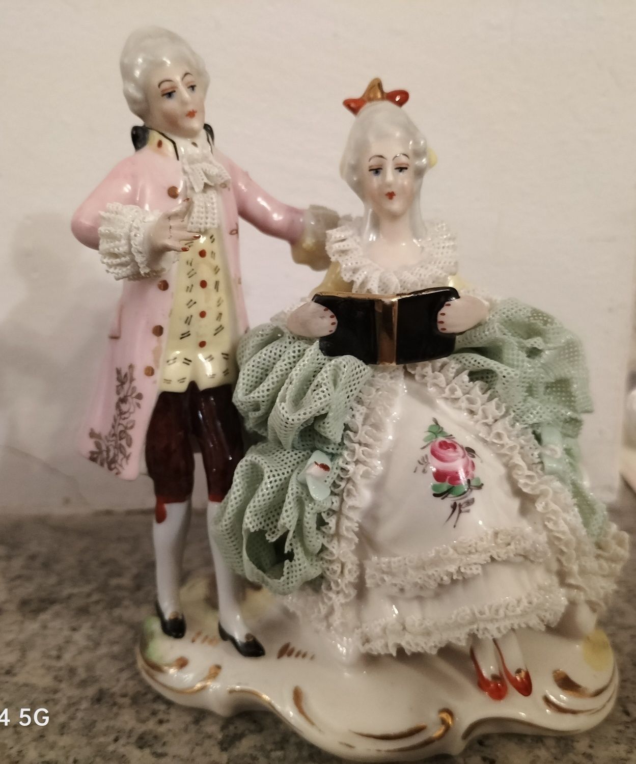 Par de figuras porcelana Alemã "DRESDEN" ,11cm"x 12 cm,com rendilhado