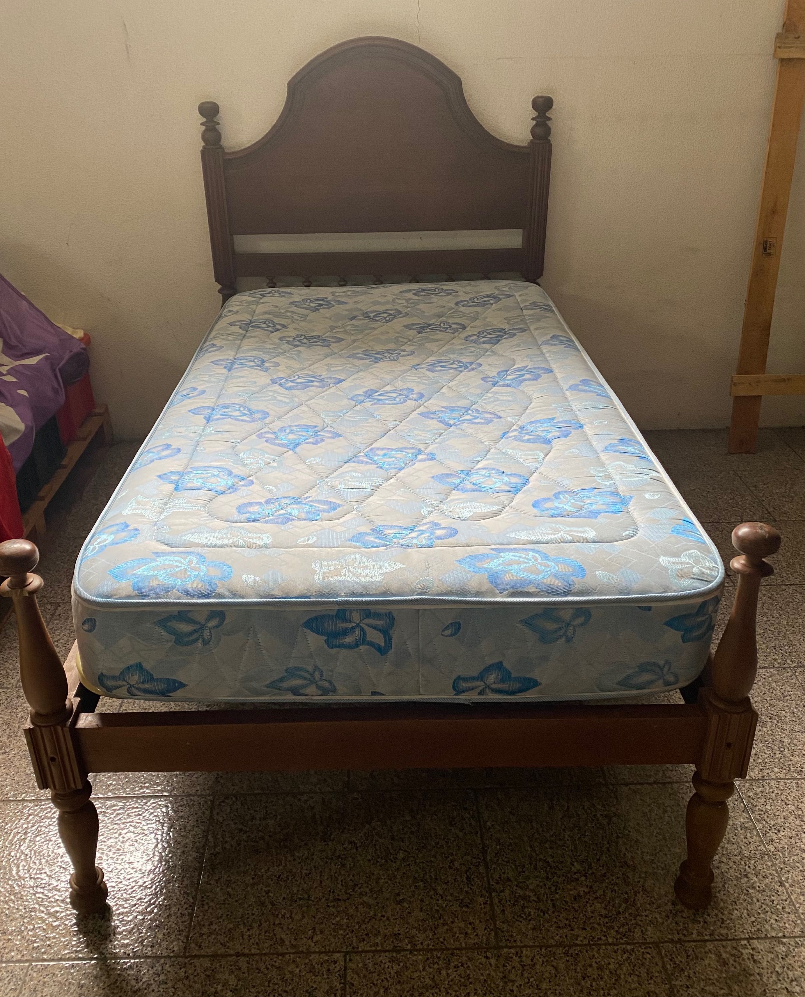 Cama em madeira com colchão