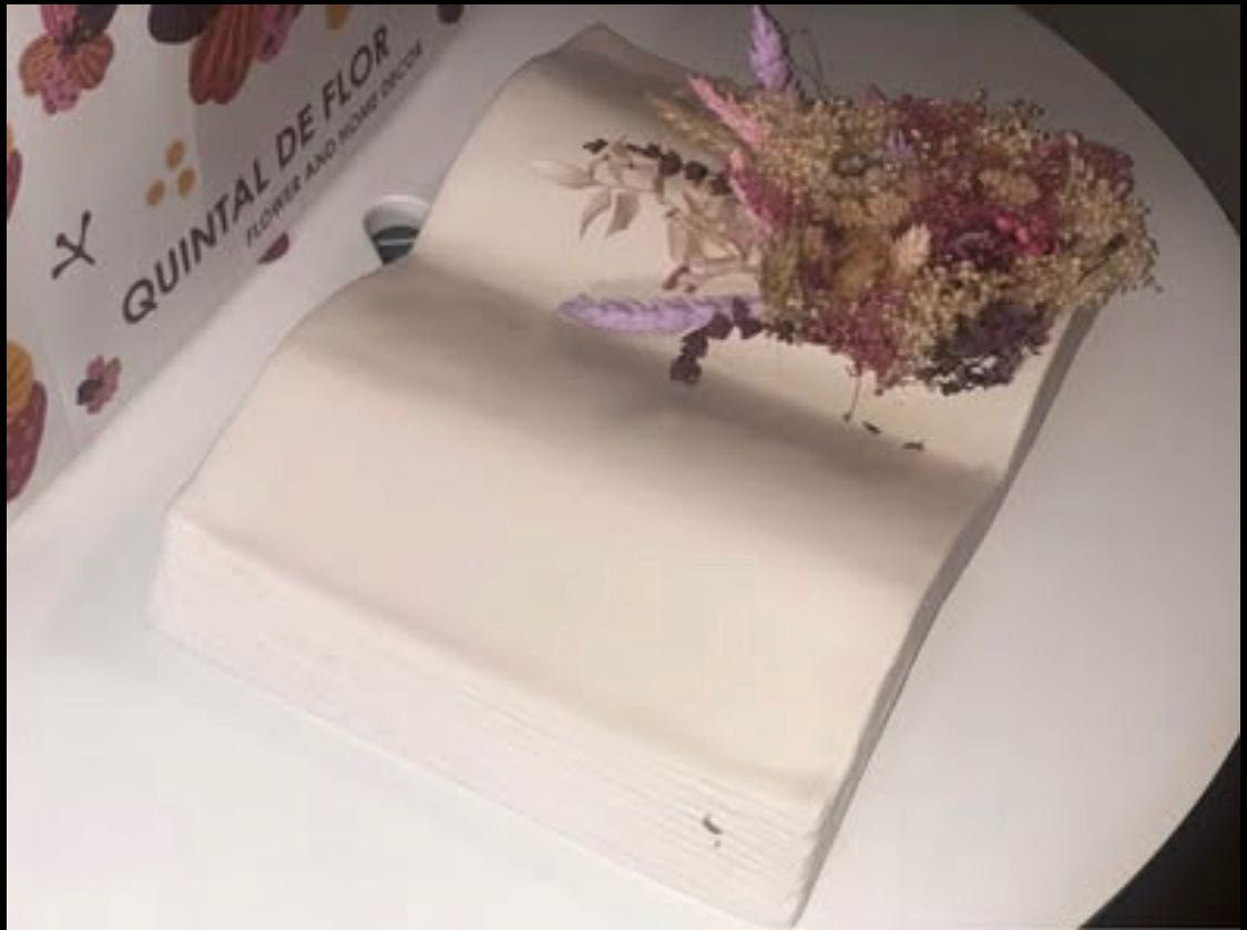 Peça em cerâmica formato de livro com flores- marca Quintal de Flor