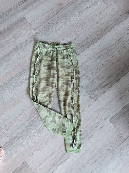 Dresowe spodnie moro Kappahl