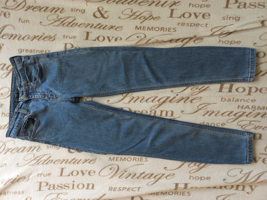 Jasne damskie jeansy skinny marki Bershka *dokładne wymiary w opisie*