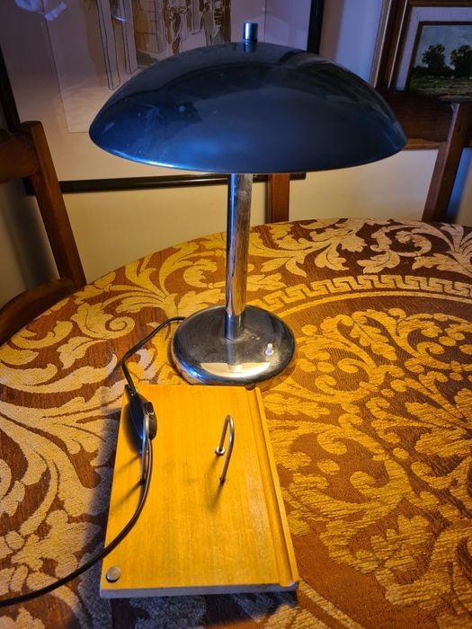 Candeeiro de secretária muito antigo em metal e suporte de bloco