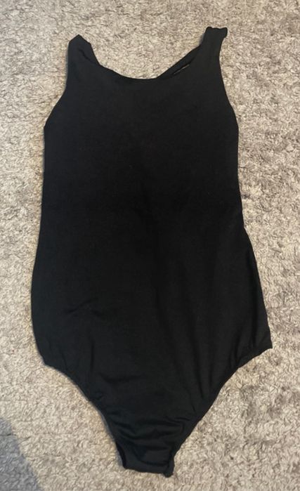 Body preto usado com abertura em X nas costas