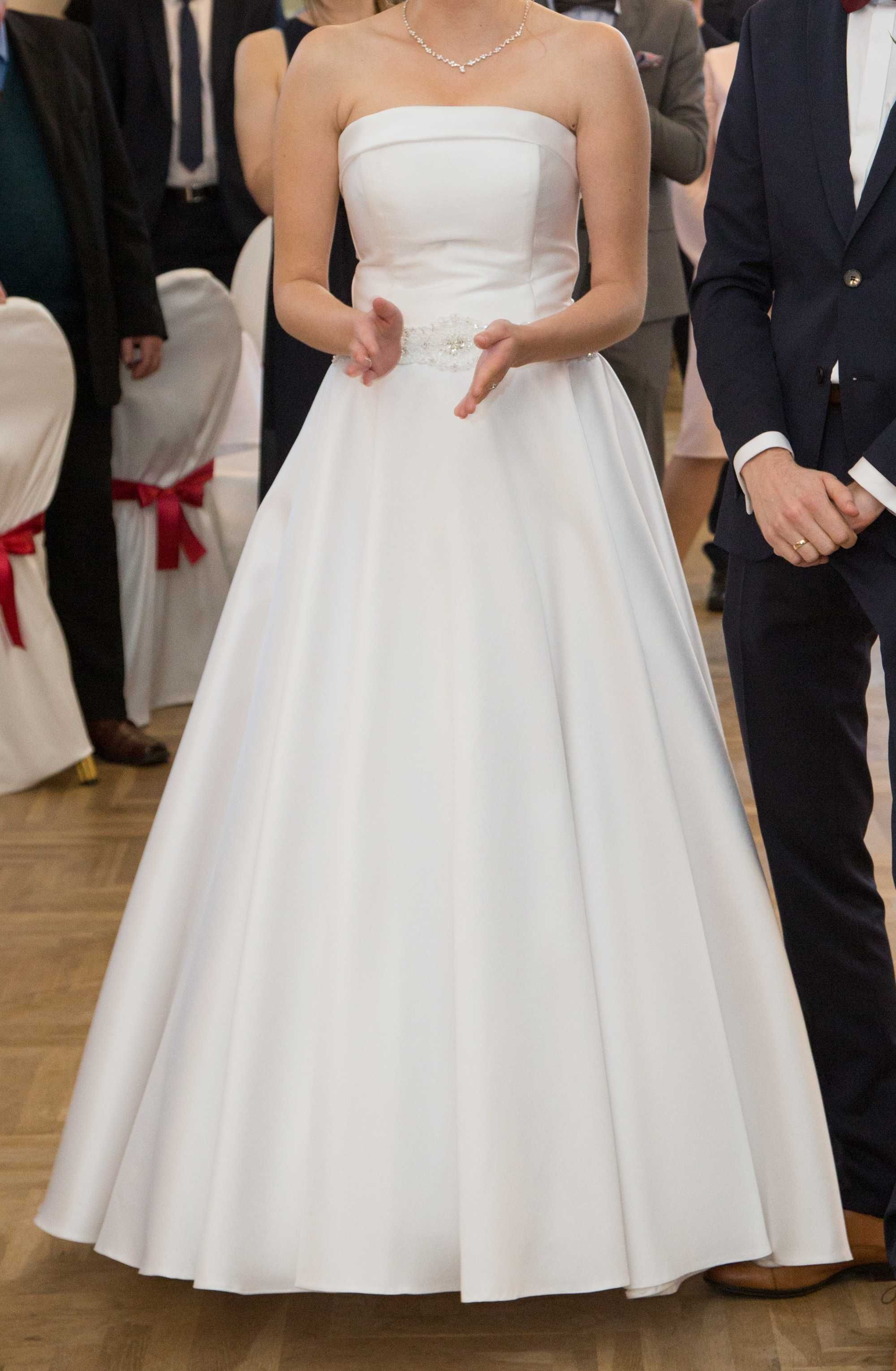 Suknia ślubna klasyczna, elegancka, bez ramiączek, z wiązaniem, litera