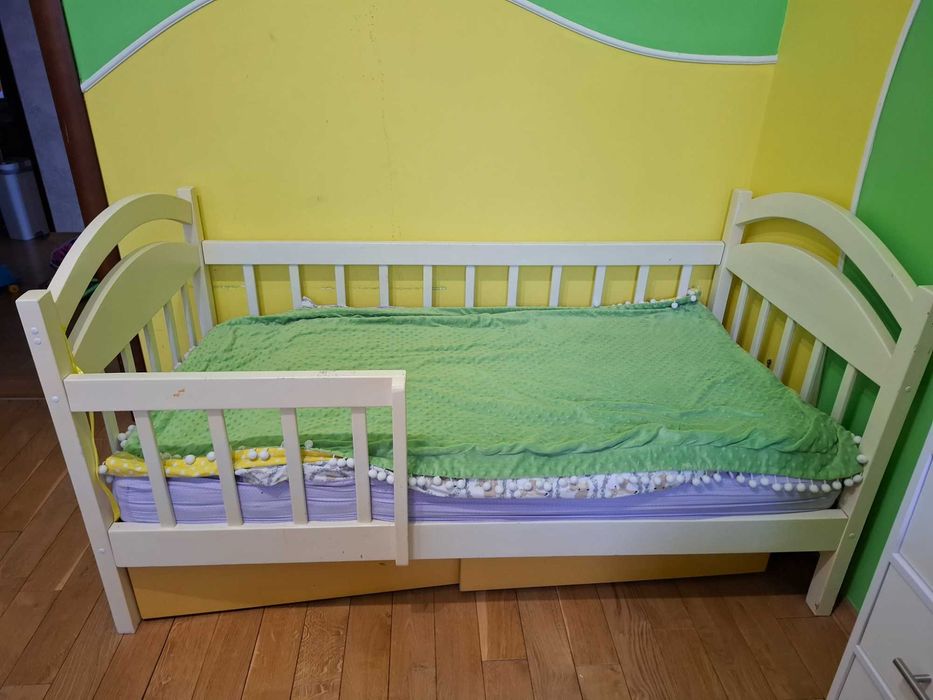 Дитяче ліжечко, дерев'яне, з матрасом 160×80