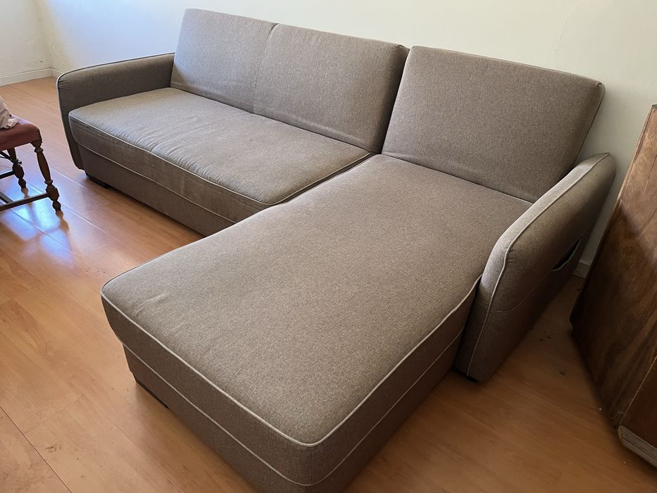 Sofa de sala com duvidorias de arrumacao
