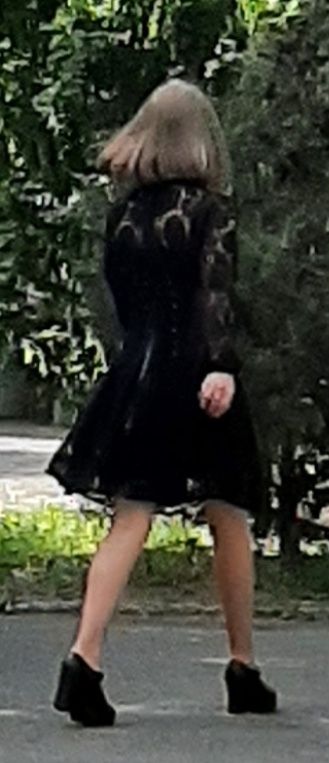 Чорна мереживна сукня (плаття).