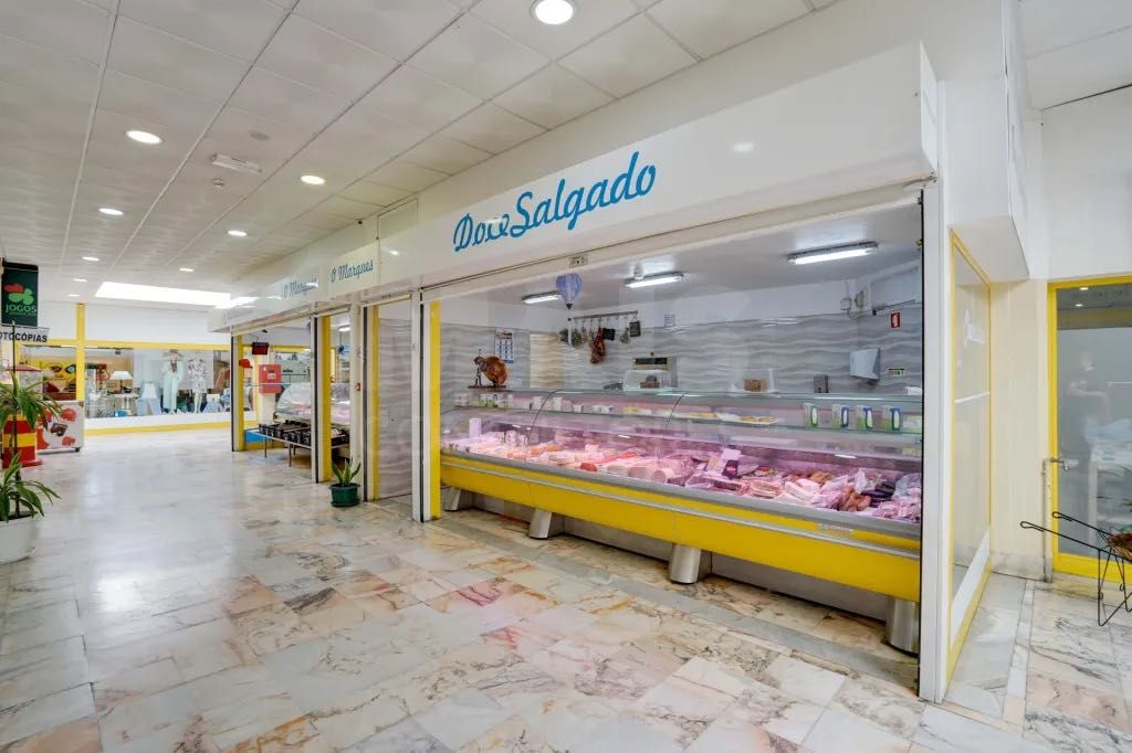 Lojas Geminadas Mercado Municipal do Cacém 72m2 Qualquer ramo