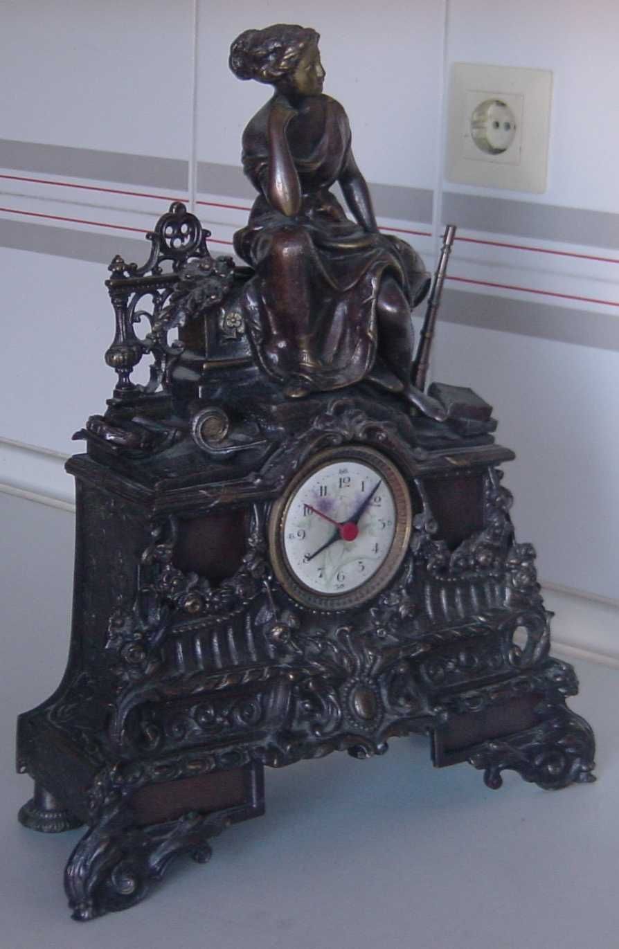 Caixa de Relógio de mesa antigo, figurativo, em bronze escuro patinado