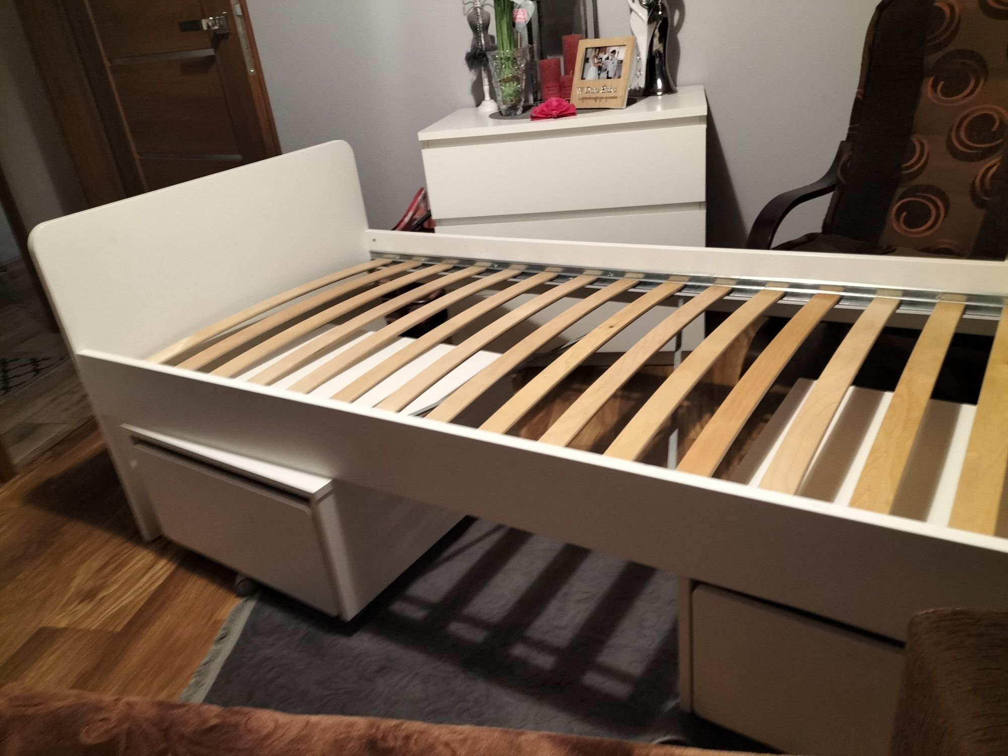 Łóżko Ikea släkt 200x90 i dwie szuflady na kółkach