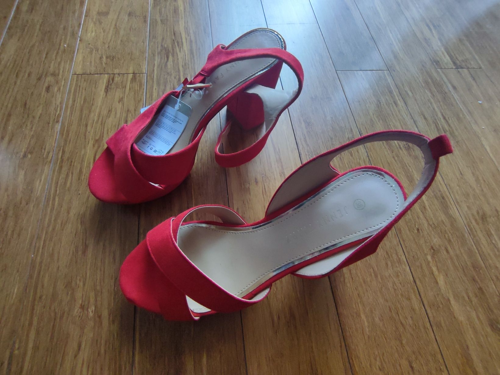 Buty czerwone na słupku