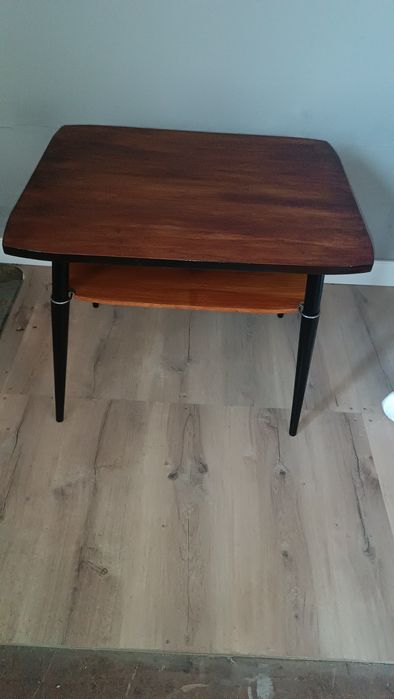 Lampa podłogowa i fotele liski.