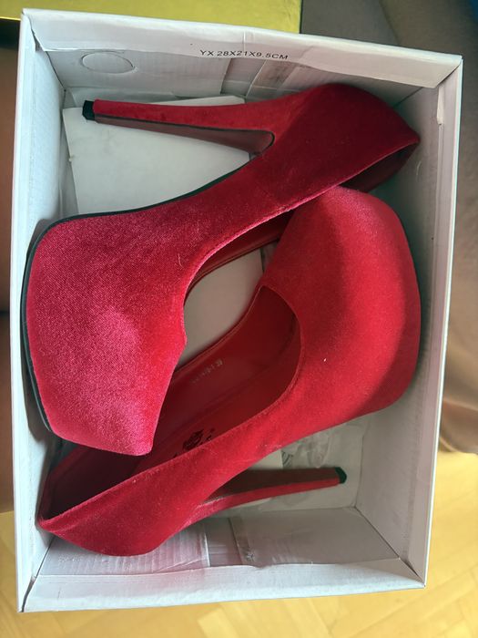 Szpilki czerwone jak nowe