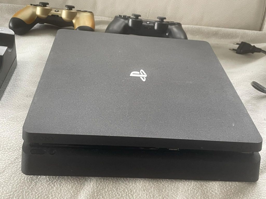 PS4 slim + stojak na pady + 2 pady + 8 gier