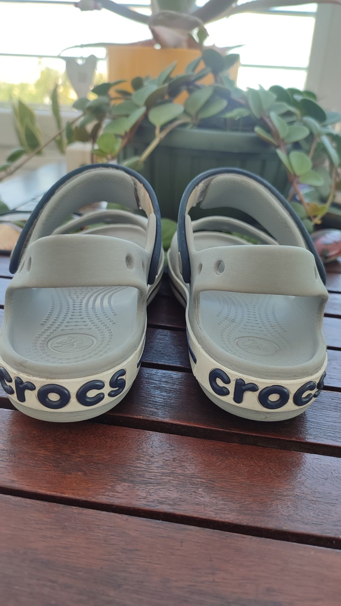 Crocs szare sandałki J2