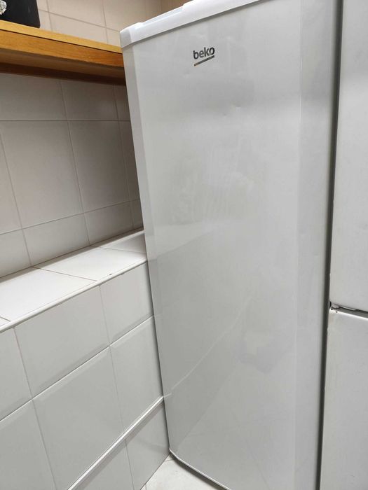 Arca Congeladora Vertical NO FROST Beko - 157L