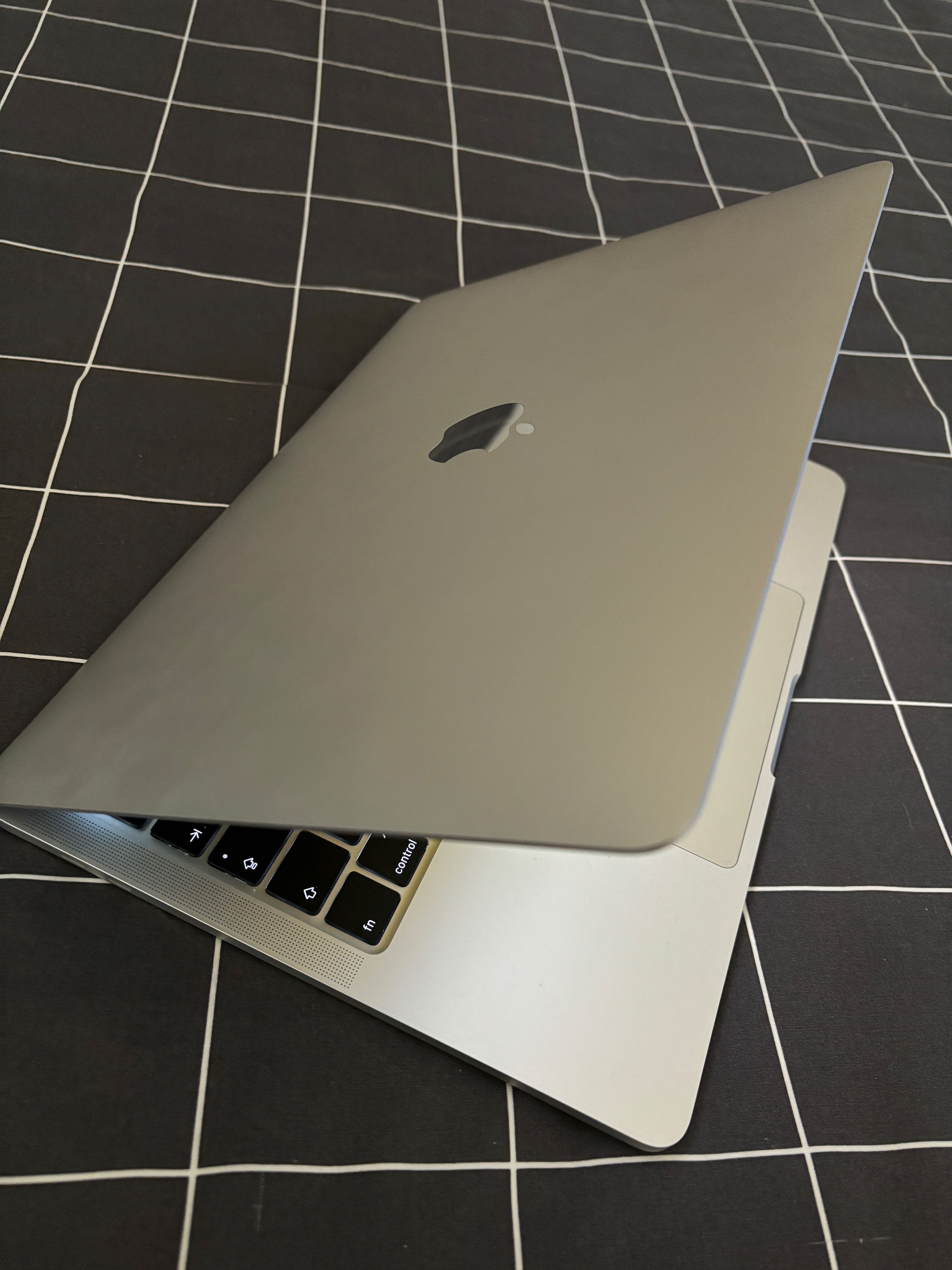 MacBook Pro 13" TouchBar 2019 + Carregador