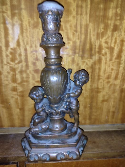 Старий мідний підсвічник з хероїнами