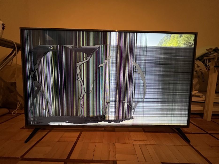 Телевізор LG “65 розбитий