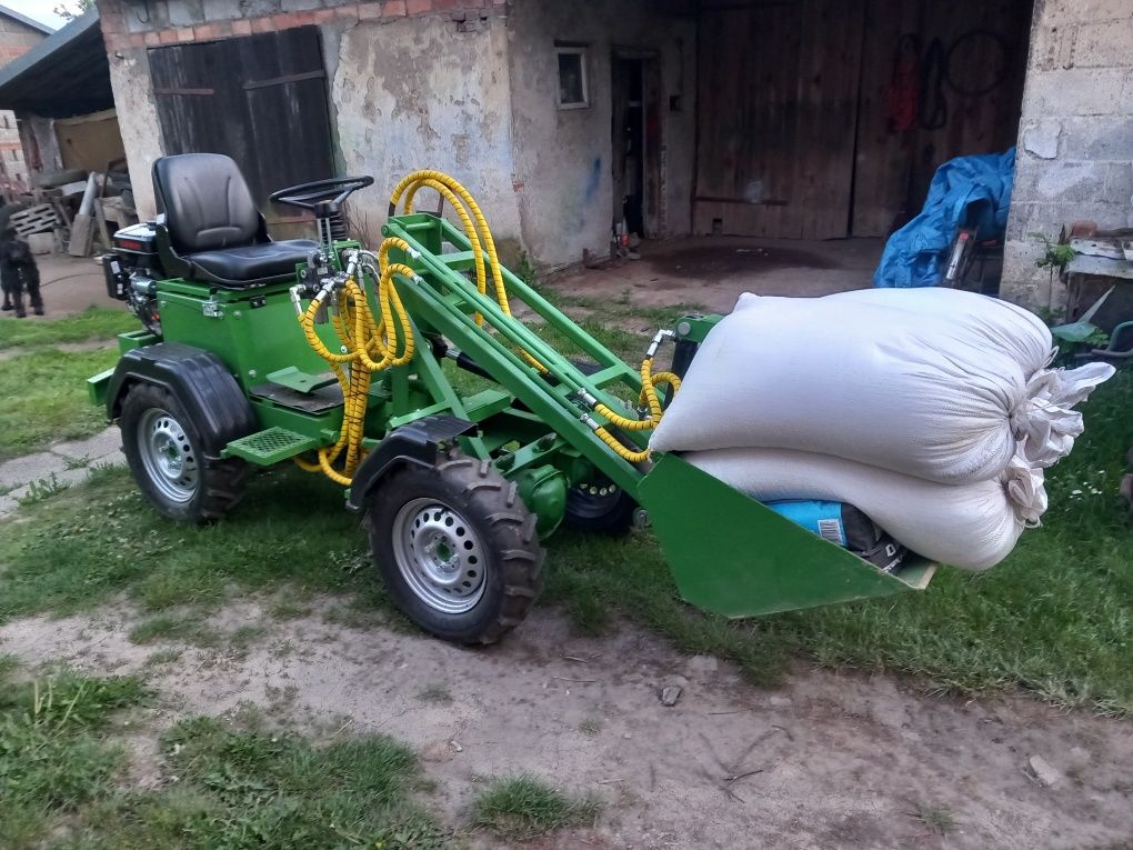 Miniładowarka o napedzie hydraulicznym.