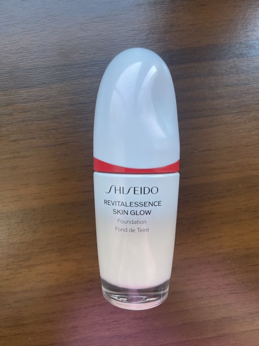 Тональна основа Shiseido