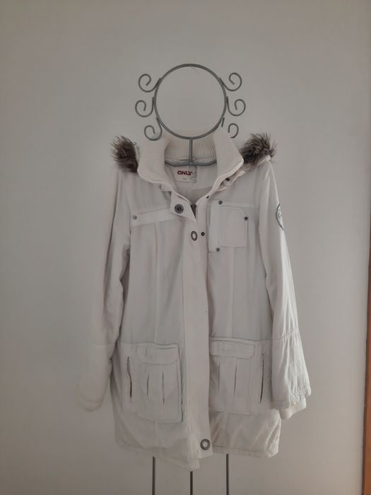 Parka branca com capuz