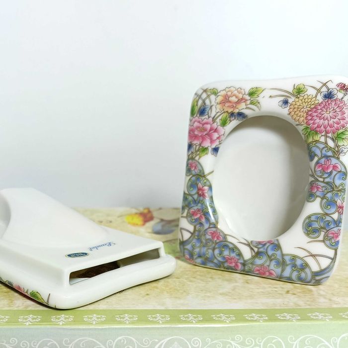 Vintage.Porcelanowe ramki x 2.