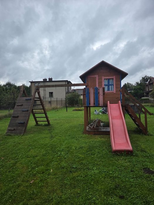 Domek, zjeżdżalnia, huśtawka