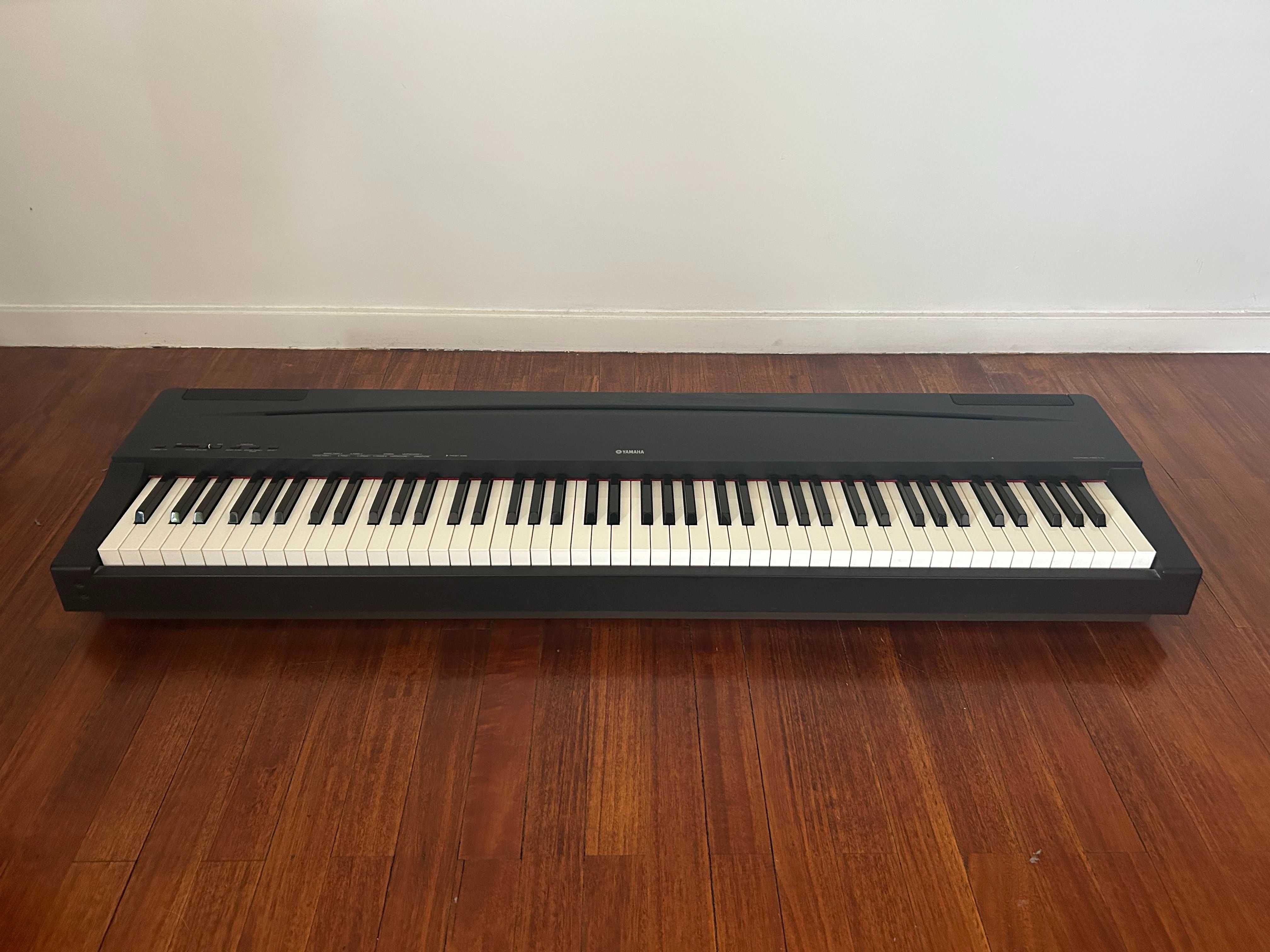 Teclado Yamaha P-70 em perfeito estado + suporte de altura variável