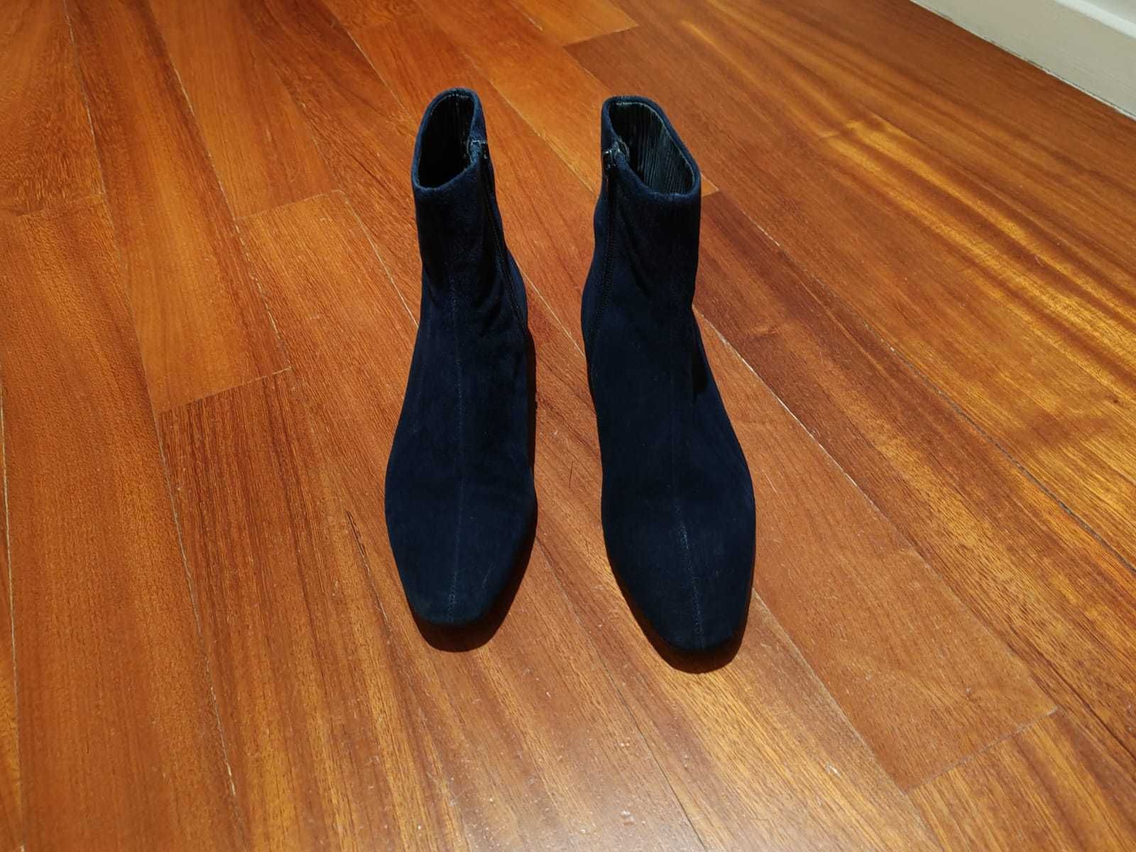 Botas azuis marinho em pele de camurça. Novas. Sem uso.