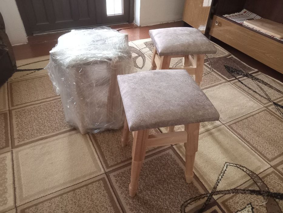 Деревʼяна табуретка