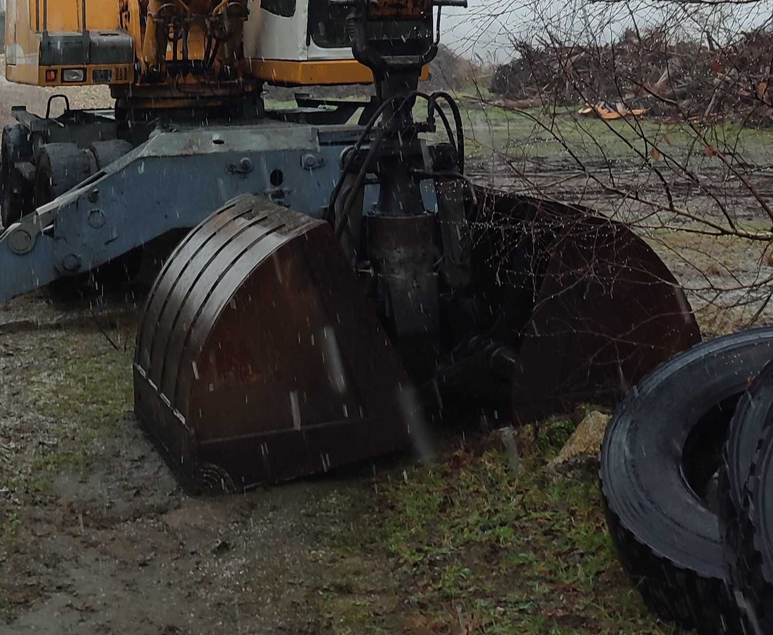 Koparka kołowa przeładunkowa LIEBHERR 924 + CHWYTAK