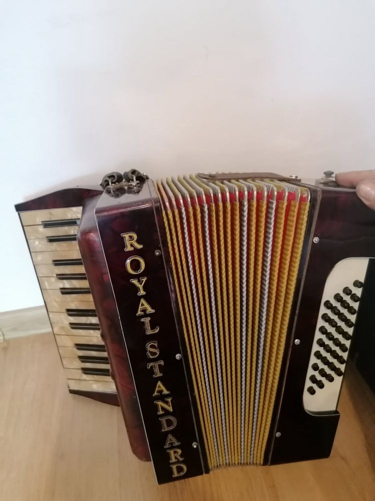 Akordeon Royal Standard 32 basy