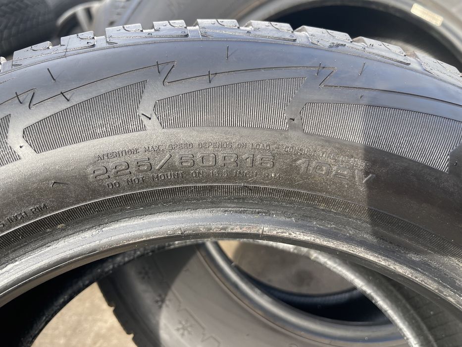Шины 225/60/16 GoodYear UltraGrip 2шт зима
