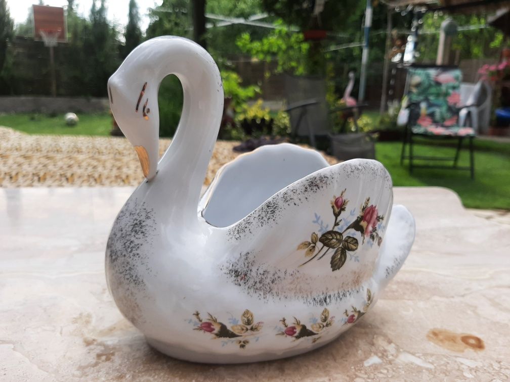 Łabędź z porcelany na serwetki- chodzież