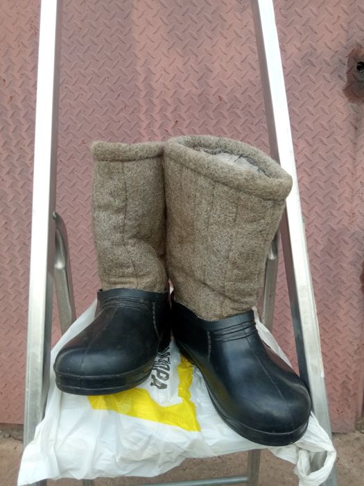 Продам женские бурки б.у.и новые галоши.