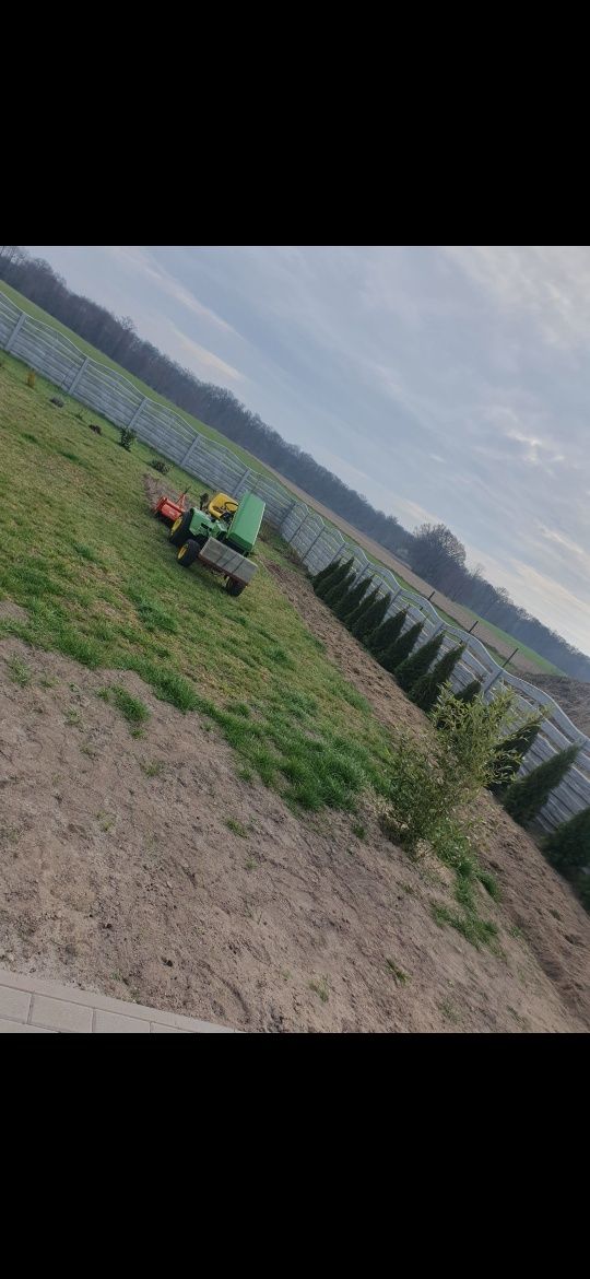 John Deere 300 – traktorek z zamiatarką, wiertnicą, glebogryzarką, kos