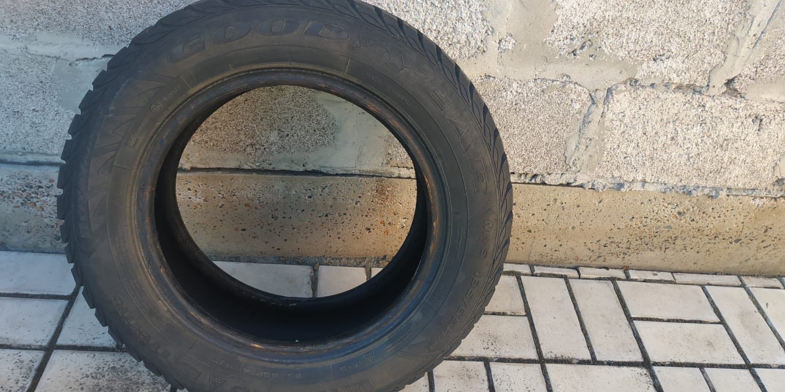 Продам зимнюю резину R 14/185/65 шипованная Goodyear