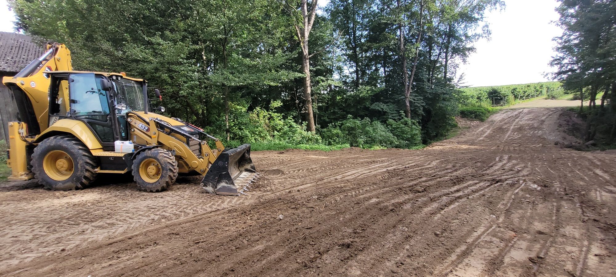 Usługi koparko-ładowarką koparka CAT 432 Prace ziemne Transport