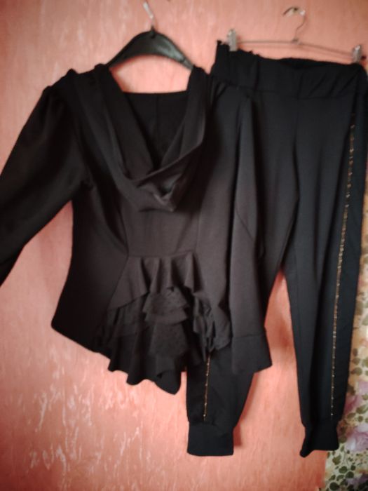 Костюм Модельный брюки и кофта трикотаж с гипюром и воланом 48р. L