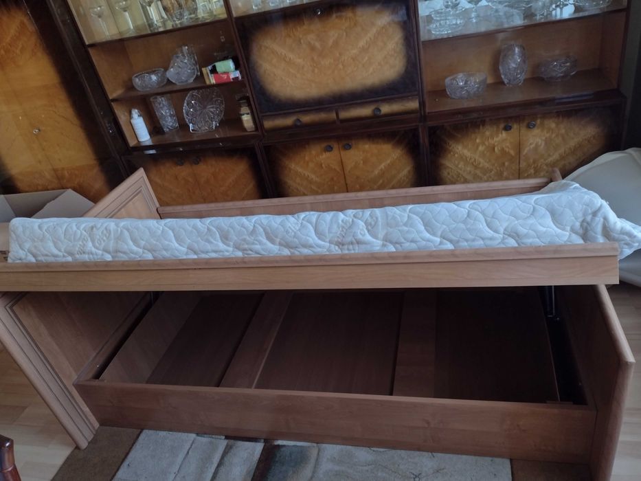 Łóżko z pojemnikiem i materacem