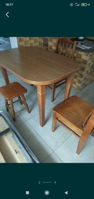 Stół kuchenny z krzesłami i taboretami