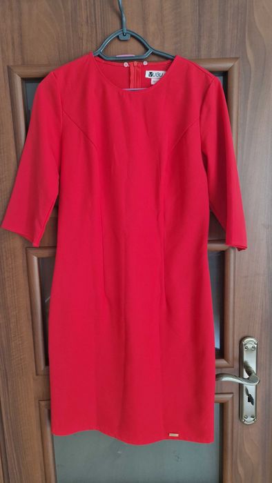 Czerwona sukienka z białym odpinanym kołnierzykiem M